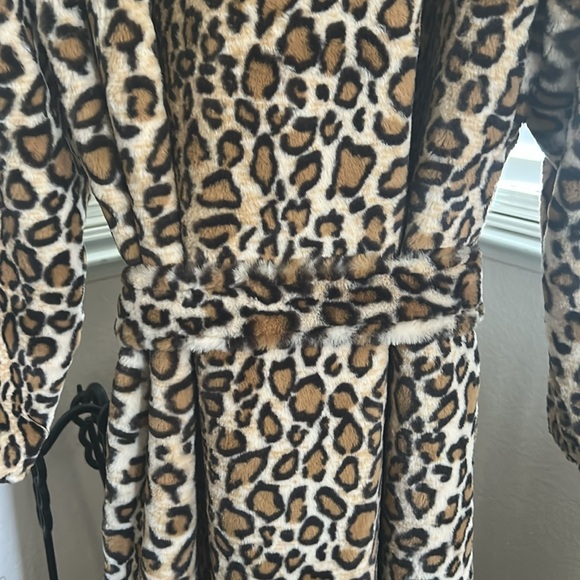 NWB Minky Couture Luxurious And Soft Leopard Print Robe - Picture 7 of 13